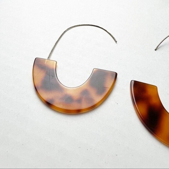 LIGHTWEIGHT Tortoiseshell Resin and Metal Earrings - Picture 6 of 7